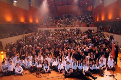 El Auditori Enric Granados se quedó pequeño el viernes con el concierto ‘Veus de Nadal’ del coro Veus.kat. 