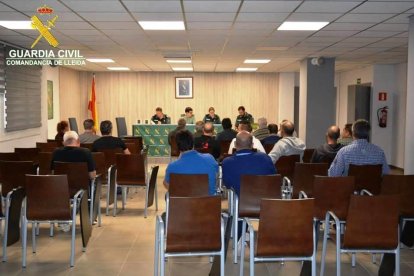 Imagen de archivo de una subasta de armas en la comandancia de la Guardia Civil en Lleida.