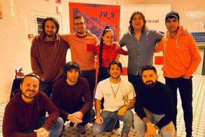 Algunos de los músicos de Lleida junto al presidente del consell, David Masot (de azul), en Barcelona.