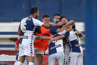 Els jugadors del Sabadell mostren la seua alegria després d’anotar el 2-1 que els donava l’ascens.