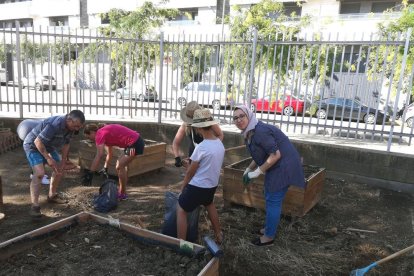 Algunas de las personas que cuidan el huerto.