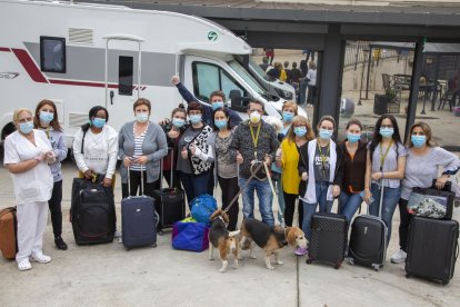 Los trabajadores que acabaron ayer el confinamiento en la Llar d’Avis del Carme de Tàrrega. 