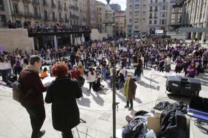 Acto en la Plaça Sant Joan de Lleida con motivo del 8 de marzo.