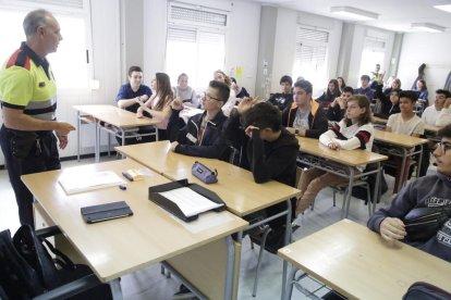 Un agent, durant una activitat de mobilitat seguretat a l’INS Joan Solà de Torrefarrera.