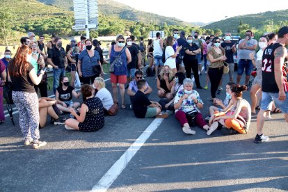 Vecinos de Llançà, ayer, durante el corte de la carretera N-260.