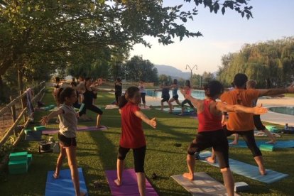 Sessió de ioga a les piscines i caminada nocturna pels carrers de 