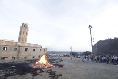 Hoguera de Sant Joan a la Seu Vella de Lleida.