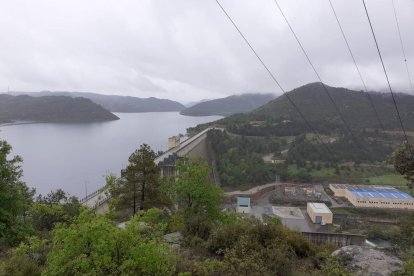 Vista del pantano de Rialb el pasado martes, cuando almacenaba más de 360 hectómetros cúbicos de los 403 de capacidad total.