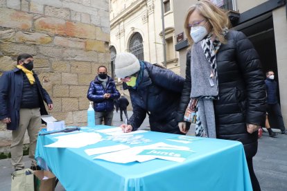 Ciudadanos firmando para avalar la candidatura de JxCat, en Lleida.