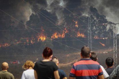 El incendio seguía ayer activo y se evacuaron 3.000 personas. 