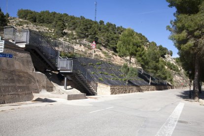 Imagen del paseo con las nuevas escaleras y el muro mejorado. 