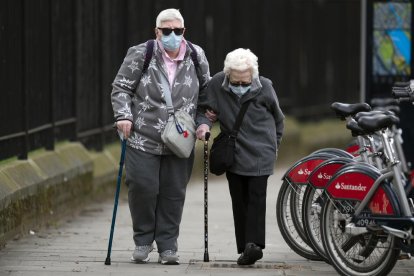 Aseguran que la vacuna de Oxford contra la covid genera respuesta inmune en ancianos