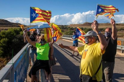 Alguns dels participants en aquesta iniciativa a l’A-2 al seu pas per Tàrrega.