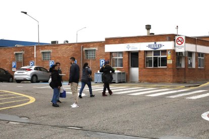 Treballadors de Sada a l’entrada de l’escorxador, ahir, últim dia d’activitat a la planta.