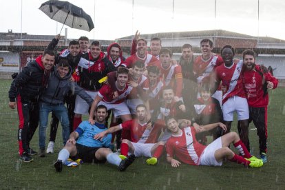 La plantilla del Artesa de Segre celebró el subcampeonato y la conquista de una plaza en la promoción de ascenso a Primera Catalana.