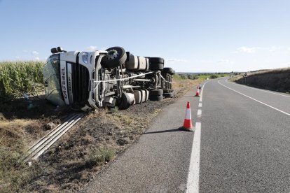 Un conductor herido al volcar su camión en la C-12 en Menàrguens