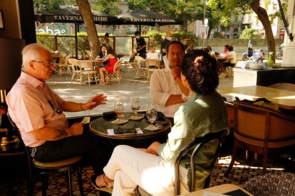 Imatge d’una terrassa a Barcelona aquest dissabte.