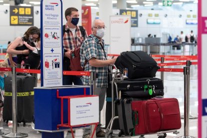 Passatgers ahir diumenge a l’aeroport de Palma de Mallorca.