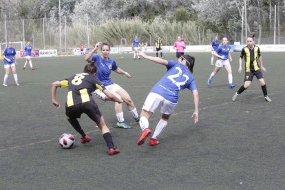 Marta García, del Pardinyes, intenta desfer-se de la defensa de dos rivals del Sant Gabriel.