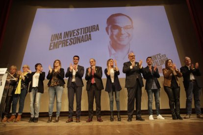 Torra, en el centro, acompañado por candidatos al Congreso, Senado y a la Paeria de Lleida. 