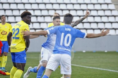 Los jugadores del Lleida celebran el primer gol.