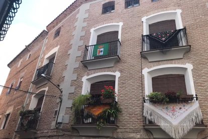 Els característics mantons de la festa de la Faldeta van decorar ahir els balcons.