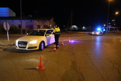 Un dels controls que els Mossos d’Esquadra van establir ahir a la nit a les carreteres de Lleida.