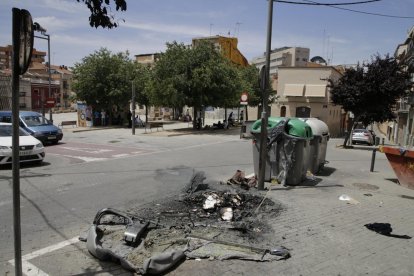 Els Bombers van extingir ahir a la matinada un foc que va calcinar un contenidor a la plaça del Dipòsit de Lleida, al Barri Antic.