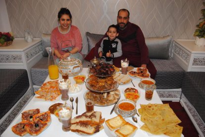 Una família del Palau durant el sopar després de dejunar tot el dia.