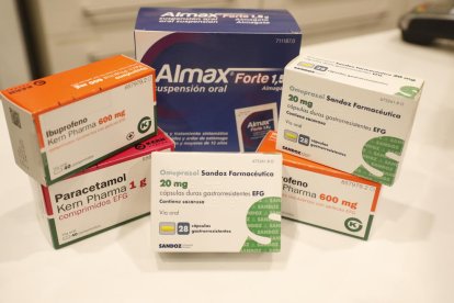 Imatge de medicaments molt receptats, com el paracetamol i l’omeprazole.