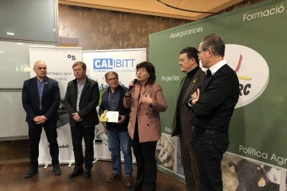 La consellera Jordà amb el premiat, Ramon Dalfó, i representants de JARC i de la Diputació, ahir.