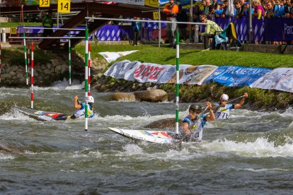 Núria Vilarrubla, de frente, intenta sortear una de las puertas durante el descenso de canoa, donde se colgó la plata junto a las vascas Klara Olazabal y Ainhoa Lameiro.