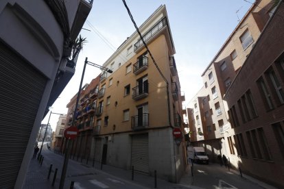 L’edifici multat és al número 11 del carrer Sant Carles.