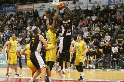 Ablaye Mbaye intenta anotar ante el estadounidense Earl Watson, jugador del Ourense.