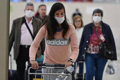 Viajeros en el aeropuerto de Madrid.