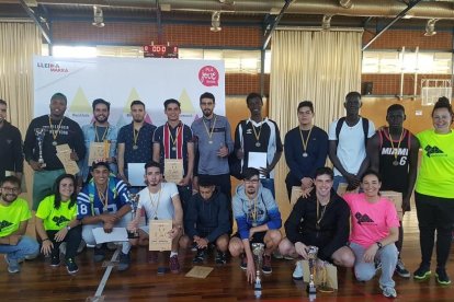 Els futbolistes guardonats, després de l’acabament del campionat organitzat per la Paeria.