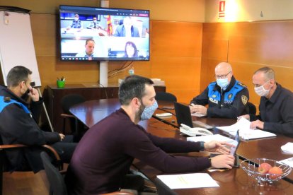 Reunión telemática ayer entre el alcalde, Miquel Pueyo, y el conseller de Interior, Miquel Sàmper. 