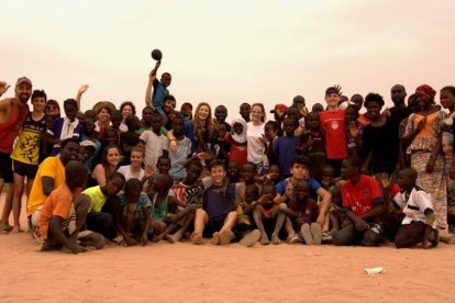 Foto de familia de alumnos y profesores con los niños de la escuela de Baja Kunda, en Gambia.