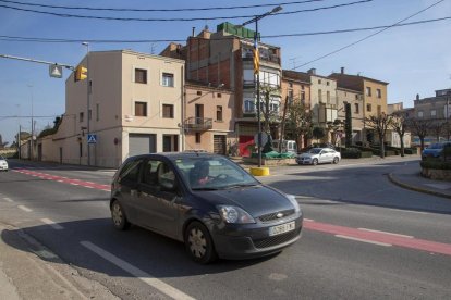 Imatge del principal accés al centre del poble a peu de la C-53, una via molt transitada.