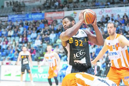 Shaquille O’Neal Cleare durante el partido de esta temporada frente al Coruña en el Barris Nord.