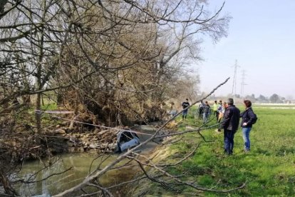 Algunos de los voluntarios en el barranco de la Femosa a su paso por Juneda. 