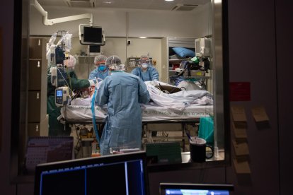 Sanitarios atienden a un enfermo de Covid en el Hospital Clínic.