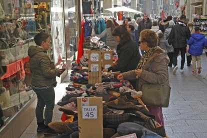 Las calles del Eix se llenaron de paradas con descuentos y ofertas. 