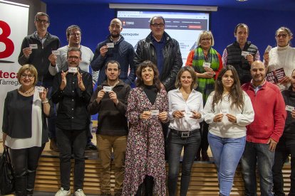 Representants i agents culturals de Tàrrega, ahir a la presentació amb el carnet de la bilioteca.