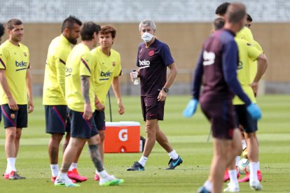 Quique Setién dirige el entrenamiento, en el que la plantilla del Barça estuvo dividida en dos grupos.