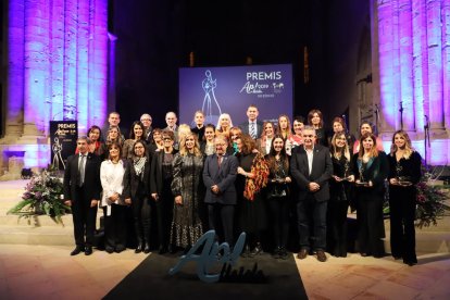 Foto de grup de les dones, empreses i entitats guardonades per Ap! Lleida, ahir a la Seu Vella.