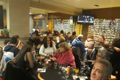 Algunos de los asistentes a la cena de Nochebuena del Bar Nou. 