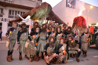 A Artesa de Segre, un grup disfressat de cavernícoles.