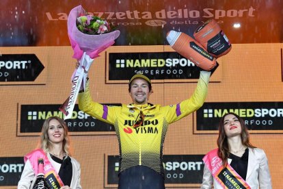 Primoz Roglic, ahir al podi després d’adjudicar-se la novena etapa.