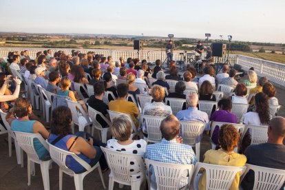 El concert que va oferir ahir Pau Vallvé a la terrassa de la fàbrica J. Trepat de Tàrrega.